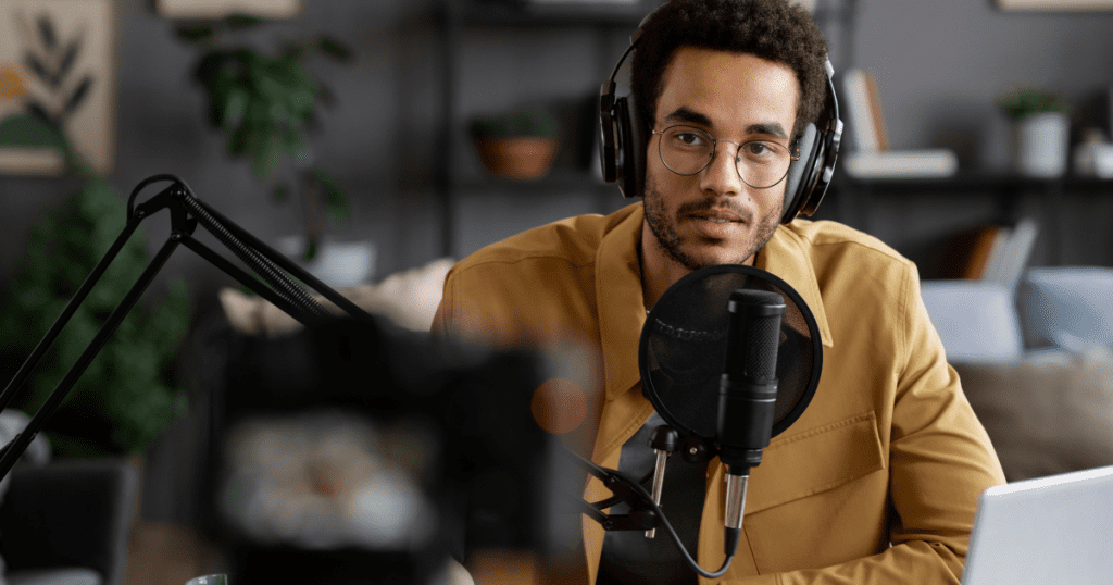 O que significa podcast? Homem podcasting